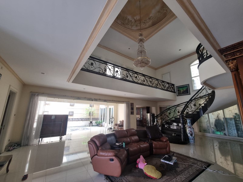 JUAL RUMAH MEWAH POSISI HOOK DI MARGOREJO INDAH