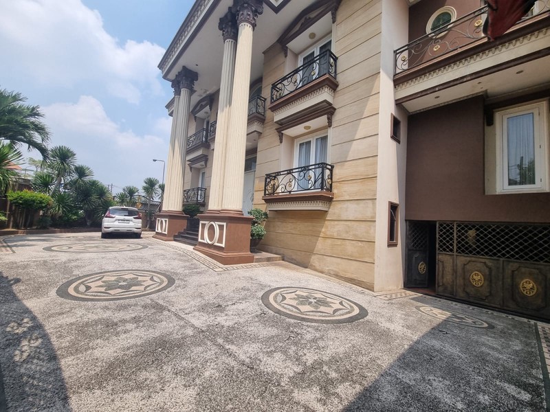 JUAL RUMAH MEWAH POSISI HOOK DI MARGOREJO INDAH