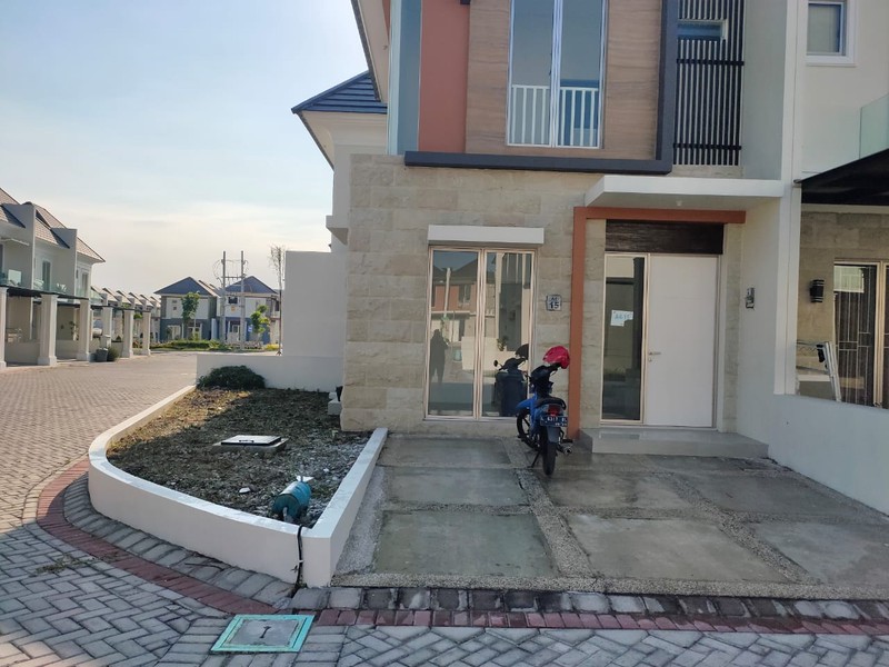 JUAL RUMAH BARU SIAP HUNI PERUM GREENLAND MENGANTI SBY BARAT