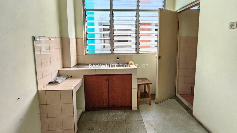 Dijual Ruko 3 Lantai Cocok Untuk Usaha dan Rumah Kos