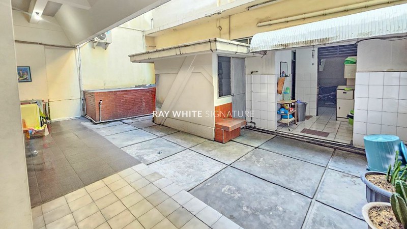 Dijual Ruko 3 Lantai Cocok Untuk Usaha dan Rumah Kos