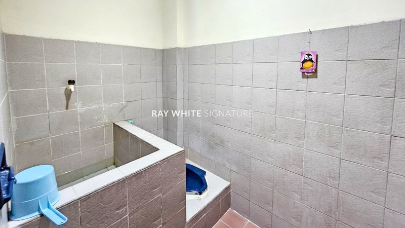 Dijual Ruko 3 Lantai Cocok Untuk Usaha dan Rumah Kos