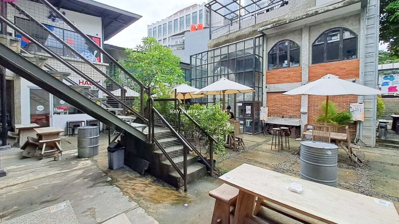 Tanah dan Bangunan Ex Resto / Cafe Cocok untuk Usaha F&B, dan Kantor