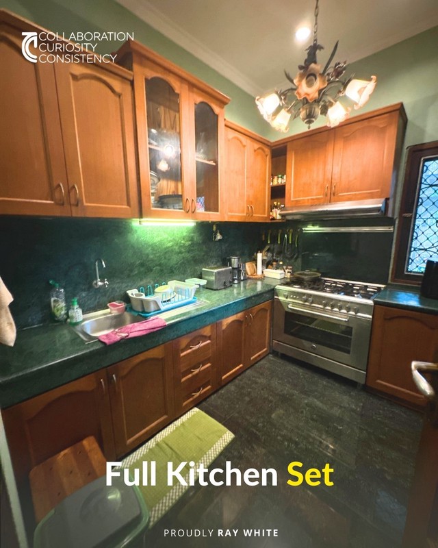 jual rumah mewah + Pool, selangkah dari G Walk Citraland Surabaya