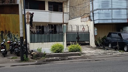 Disewakan Rumah Pusat Kota di Jalan Kedungsari Surabaya