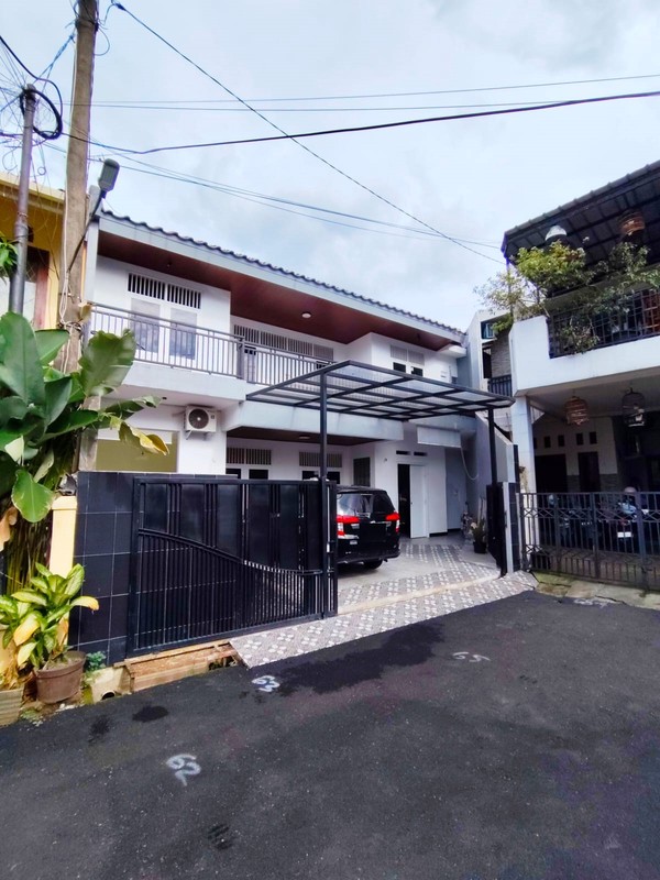 Rumah bagus baru renovasi, bebas banjir 2 Lantai, lokasi strategis di Pondok Jaya Bintaro