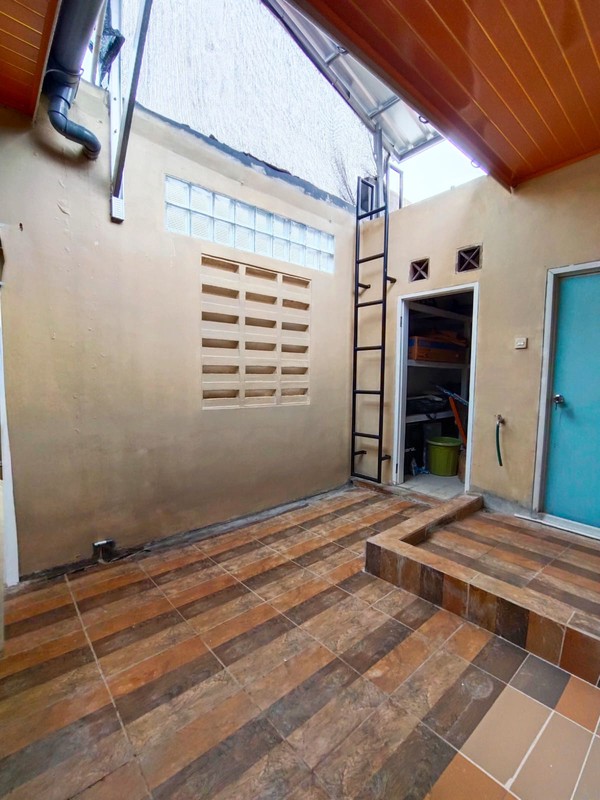 Rumah bagus baru renovasi, bebas banjir 2 Lantai, lokasi strategis di Pondok Jaya Bintaro