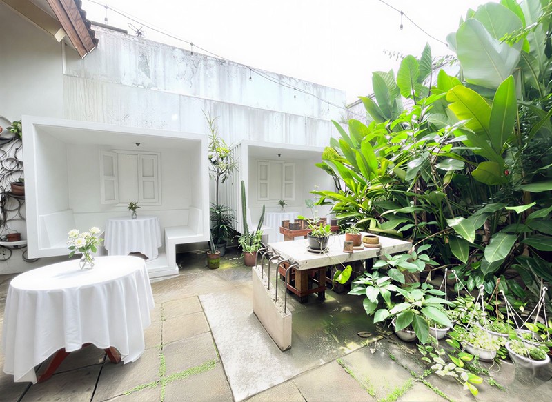 FOR RENT! Ruang Usaha Cocok Untuk Resto / Coffeeshop di Cinere