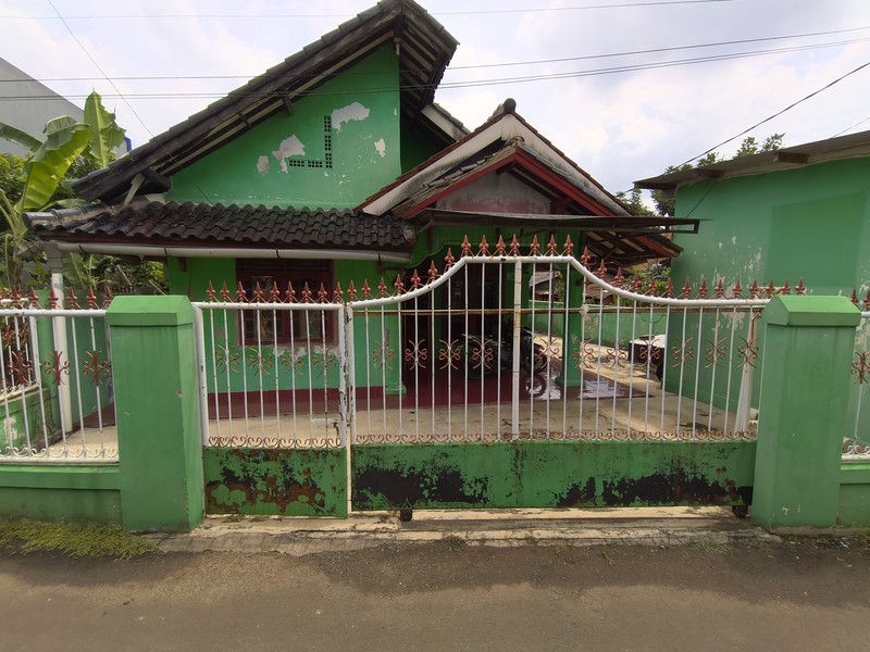 Rumah lama tanah luas di jatisampurna bekasi di jual cepat