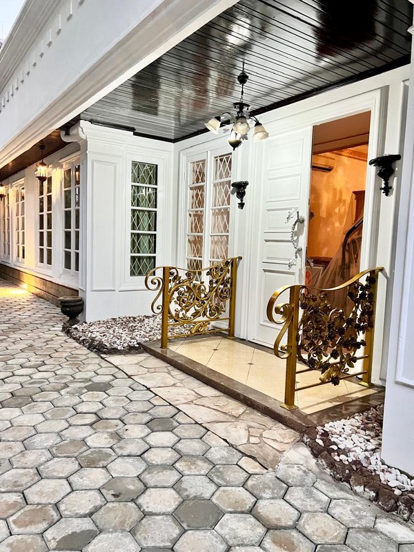 Rumah Klasik Depan Taman Tebet Eco Park Lokasi Strategis