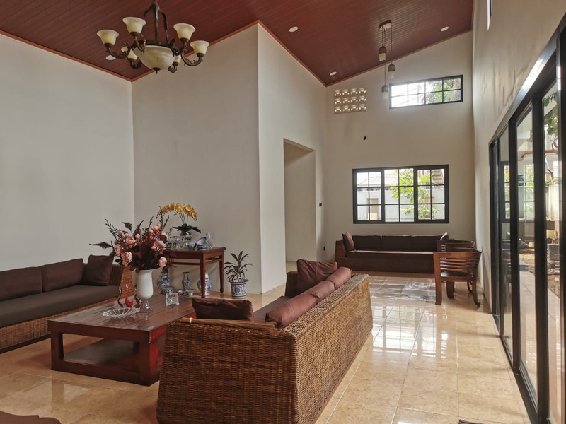 Di jual  cepat rumah lokasi strategis cocok untuk rumah atau usaha kos-kosan