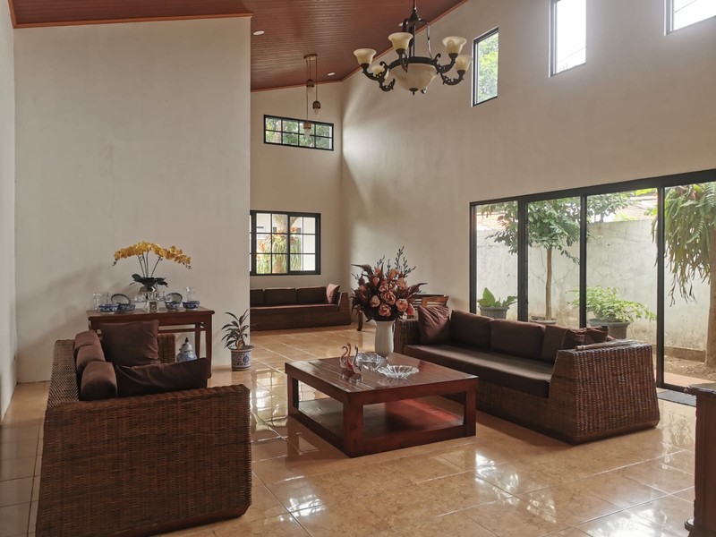 Di jual  cepat rumah lokasi strategis cocok untuk rumah atau usaha kos-kosan