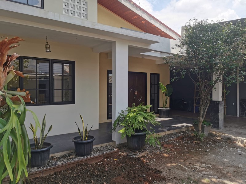 Di jual  cepat rumah lokasi strategis cocok untuk rumah atau usaha kos-kosan