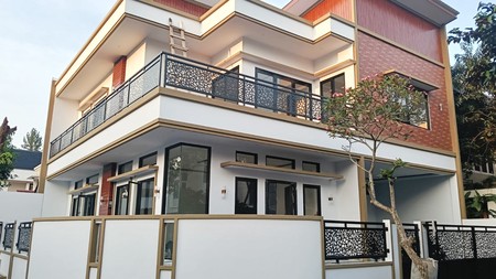 Rumah Posisi Hook Brand New di Kencana Loka BSD City