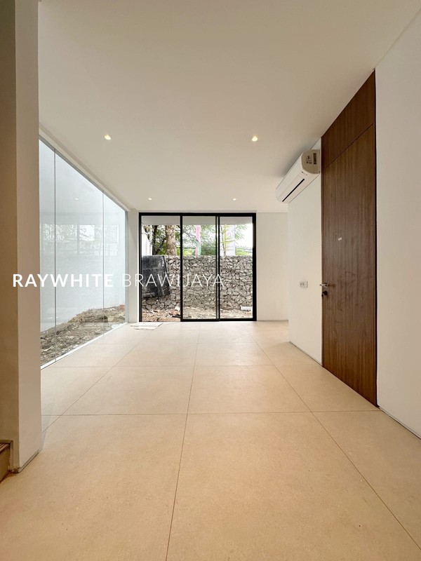 Brand New Townhouse Modern Design Lokasi Strategis Area Kemang Utara