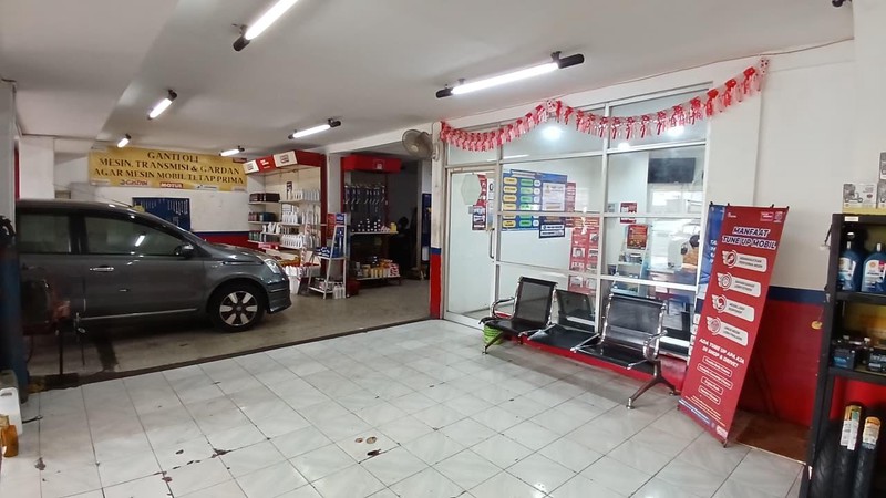 Dijual Ruang Usaha Lokasi Strategis Pinggir Jalan Raya di Wolter Monginsidi Jakarta Selatan