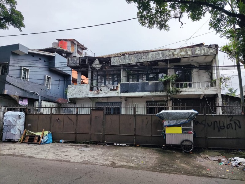 STRATEGIS! Tanah Luas Plus Bangunan di Dewi Sartika, Bandung!