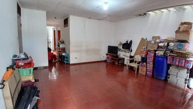 Rumah di lingkungan prestige Interkon Kebun Jeruk dijual