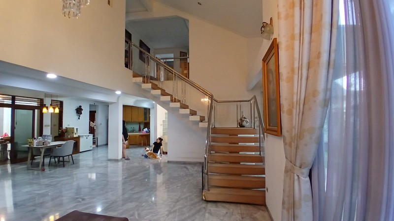 Rumah di lingkungan prestige Interkon Kebun Jeruk dijual