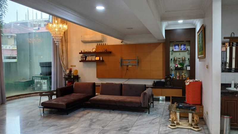 Rumah di lingkungan prestige Interkon Kebun Jeruk dijual