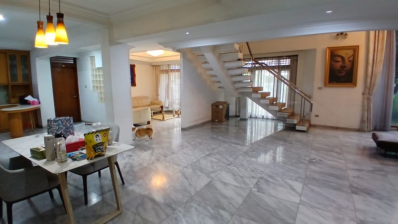 Rumah di lingkungan prestige Interkon Kebun Jeruk dijual