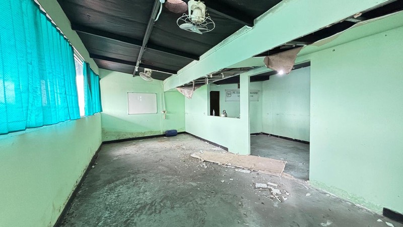 Gudang dengan Atap Tinggi - Bangunan 3 Lantai di Cijantung Jakarta TImur
