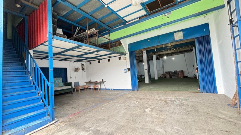 Gudang dengan Atap Tinggi - Bangunan 3 Lantai di Cijantung Jakarta TImur