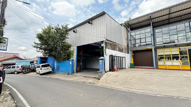 Gudang dengan Atap Tinggi - Bangunan 3 Lantai di Cijantung Jakarta TImur