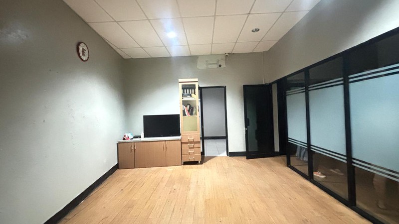 Gudang dengan Atap Tinggi - Bangunan 3 Lantai di Cijantung Jakarta TImur