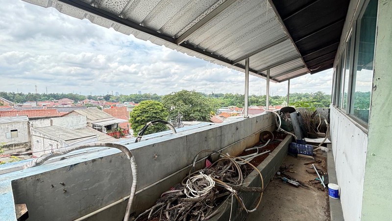 Gudang dengan Atap Tinggi - Bangunan 3 Lantai di Cijantung Jakarta TImur