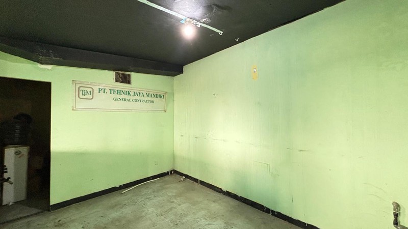 Gudang dengan Atap Tinggi - Bangunan 3 Lantai di Cijantung Jakarta TImur