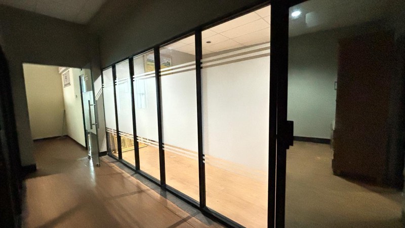 Gudang dengan Atap Tinggi - Bangunan 3 Lantai di Cijantung Jakarta TImur