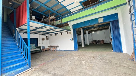 Gudang dengan Atap Tinggi - Bangunan 3 Lantai di Cijantung Jakarta TImur