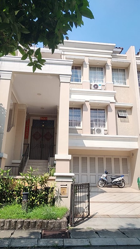 DIJUAL RUMAH SIAP HUNI 3 LANTAI - JL. GRANDE BOULEVARD, GADING, JAKARTA UTARA