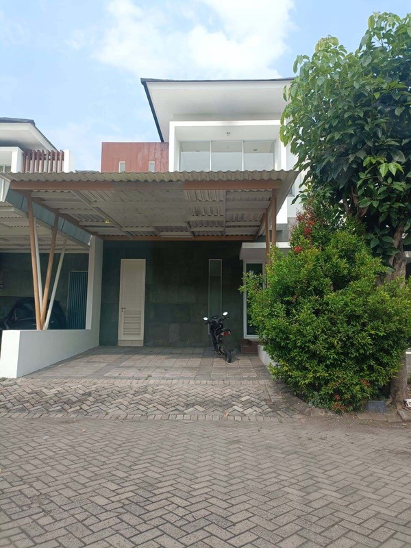 Dijual Rumah Royal Residence - Cluster Hampton, Wiyung, Surabaya Barat AC di setiap kamar & ruang keluarga; lingkungan nyaman