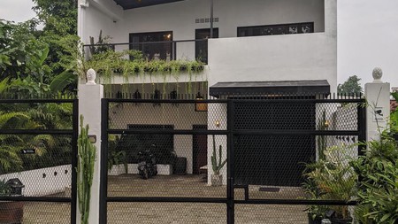 Dijual 278 m2 Rumah Usaha kawasan Mojoroto - Kota Kediri Jawa Timur - modern 2 Lantai Full Furnished - Depan view Sungai - Belakang View Gunung  dekat Pabrik Gudang Garam, Akses TOL , Pusat Perbelanja