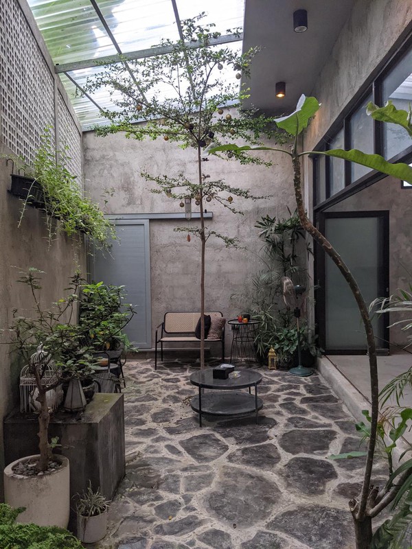 Dijual 278 m2 Rumah Usaha kawasan Mojoroto - Kota Kediri Jawa Timur - modern 2 Lantai Full Furnished - Depan view Sungai - Belakang View Gunung  dekat Pabrik Gudang Garam, Akses TOL , Pusat Perbelanja