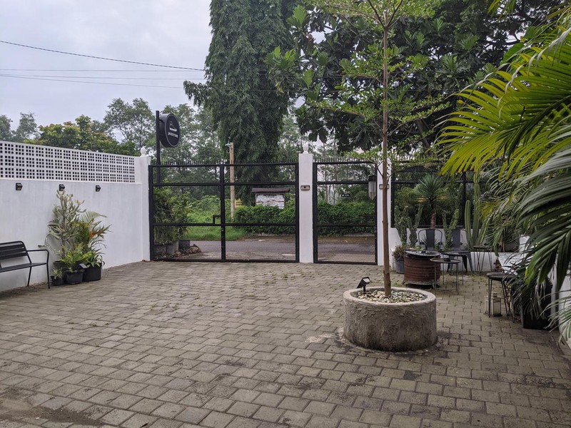 Dijual 278 m2 Rumah Usaha kawasan Mojoroto - Kota Kediri Jawa Timur - modern 2 Lantai Full Furnished - Depan view Sungai - Belakang View Gunung  dekat Pabrik Gudang Garam, Akses TOL , Pusat Perbelanja