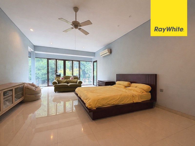 Rumah Besar, Hadap Greenbelt di Kota Wisata Cibubur