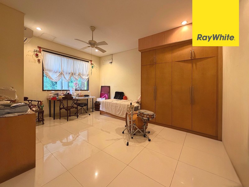 Rumah Besar, Hadap Greenbelt di Kota Wisata Cibubur