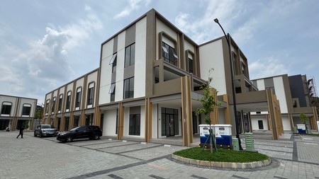 disewa ruko kondisi baru strategis tengah kota di il lago grande gading serpong