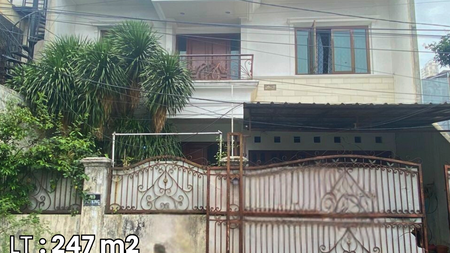 Rumah Besar di Perumahan Tenang Gandaria - 1,5 Km ke MRT Blok M, Jalan 2 Mobil, 850 meter Ke Gandaria City Mall