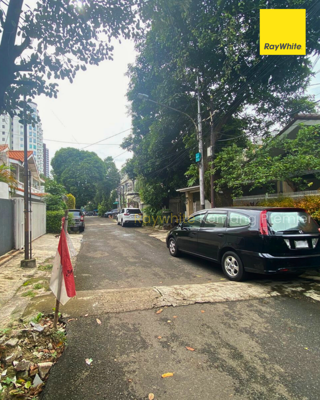 Rumah Besar di Perumahan Tenang Gandaria - 1,5 Km ke MRT Blok M, Jalan 2 Mobil, 850 meter Ke Gandaria City Mall