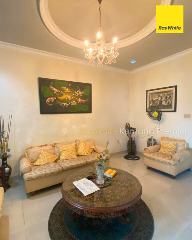 Rumah Besar di Perumahan Tenang Gandaria - 1,5 Km ke MRT Blok M, Jalan 2 Mobil, 850 meter Ke Gandaria City Mall