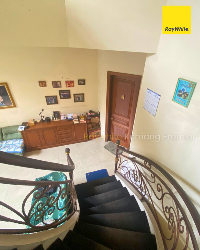 Rumah Besar di Perumahan Tenang Gandaria - 1,5 Km ke MRT Blok M, Jalan 2 Mobil, 850 meter Ke Gandaria City Mall