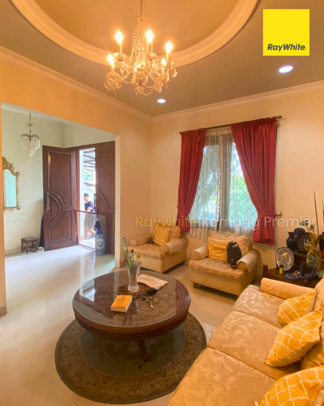 Rumah Besar di Perumahan Tenang Gandaria - 1,5 Km ke MRT Blok M, Jalan 2 Mobil, 850 meter Ke Gandaria City Mall