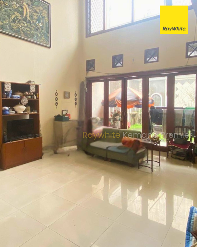 Rumah Besar di Perumahan Tenang Gandaria - 1,5 Km ke MRT Blok M, Jalan 2 Mobil, 850 meter Ke Gandaria City Mall