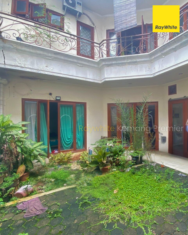 Rumah Besar di Perumahan Tenang Gandaria - 1,5 Km ke MRT Blok M, Jalan 2 Mobil, 850 meter Ke Gandaria City Mall