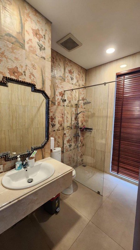 Hunian elegan dan nyaman, dibangun sendiri dengan kualitas terbaik, cocok untuk keluarga yang mengutamakan kenyamanan dan lokasi premium.