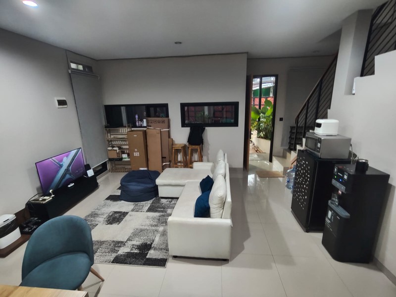 Town House, 2 Lt, Siap Huni, Semi Furnished, Bebas Banjir, Bisa KPR